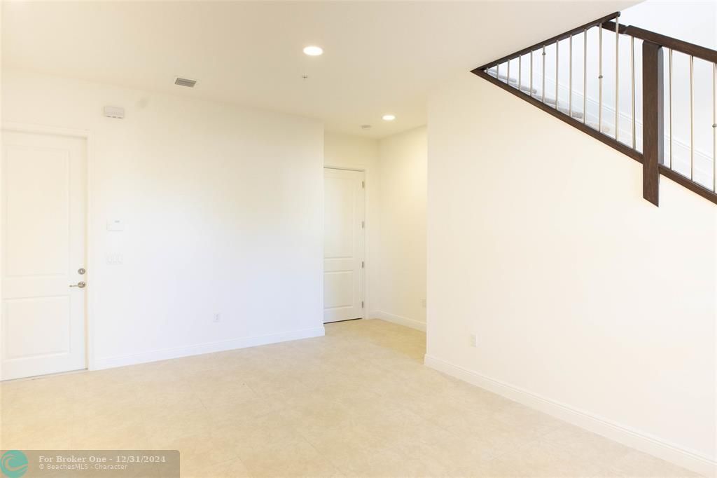 Active With Contract: $4,500 (4 beds, 3 baths, 2922 Square Feet)