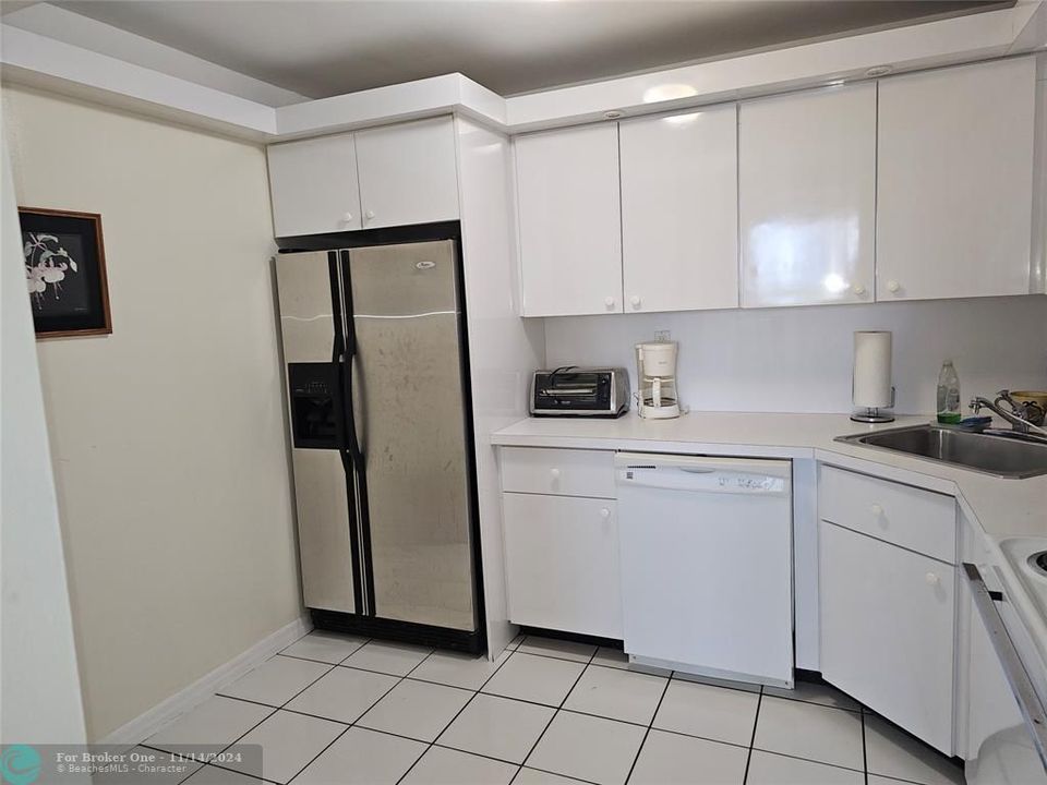 For Rent: $2,400 (1 beds, 1 baths, 766 Square Feet)