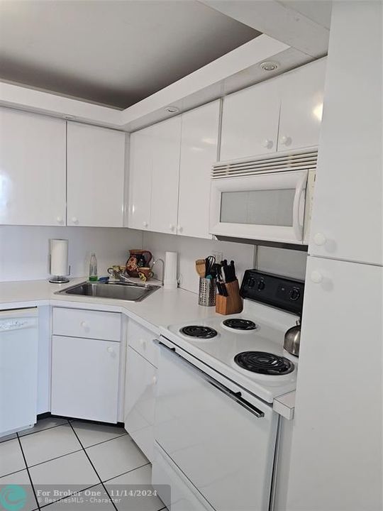 For Rent: $2,400 (1 beds, 1 baths, 766 Square Feet)