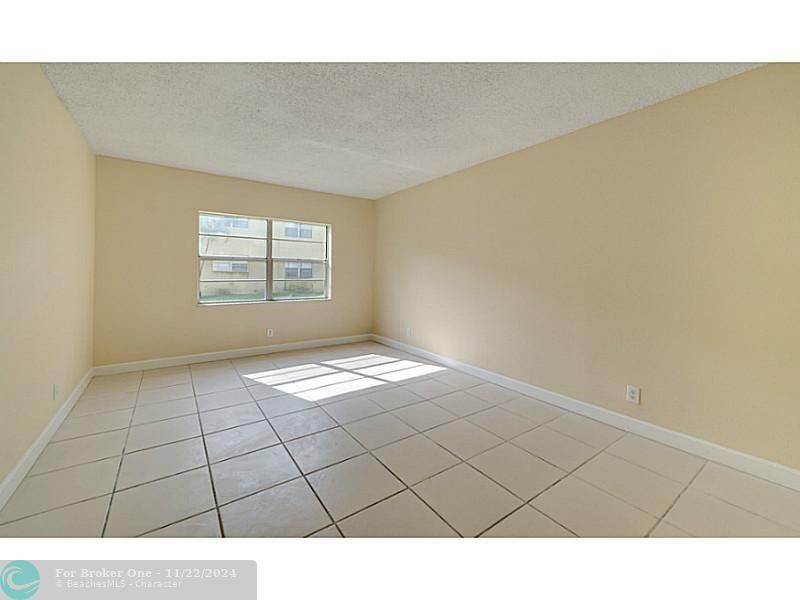 For Sale: $153,000 (1 beds, 1 baths, 736 Square Feet)