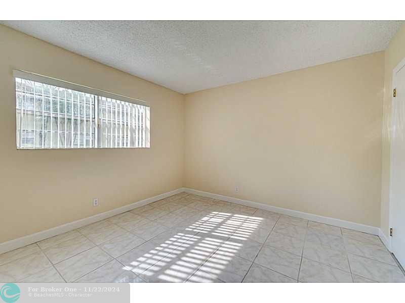 For Sale: $153,000 (1 beds, 1 baths, 736 Square Feet)