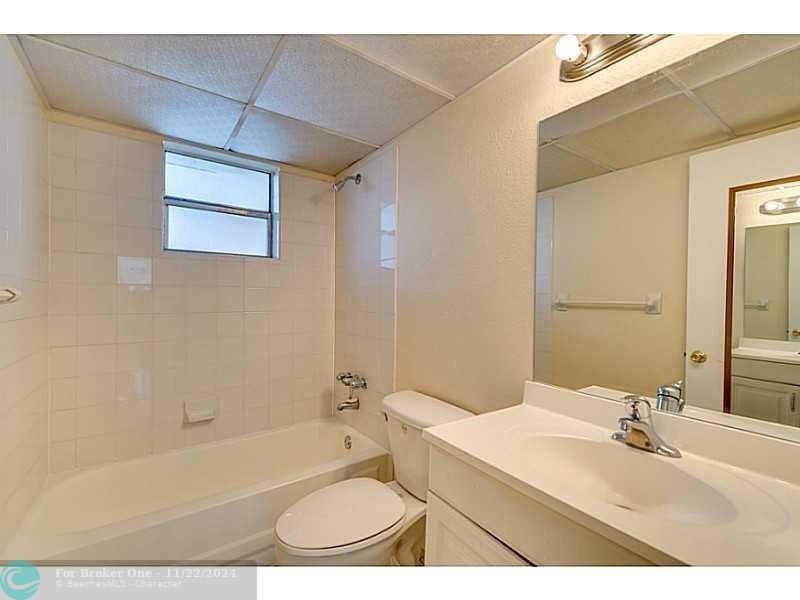 For Sale: $153,000 (1 beds, 1 baths, 736 Square Feet)