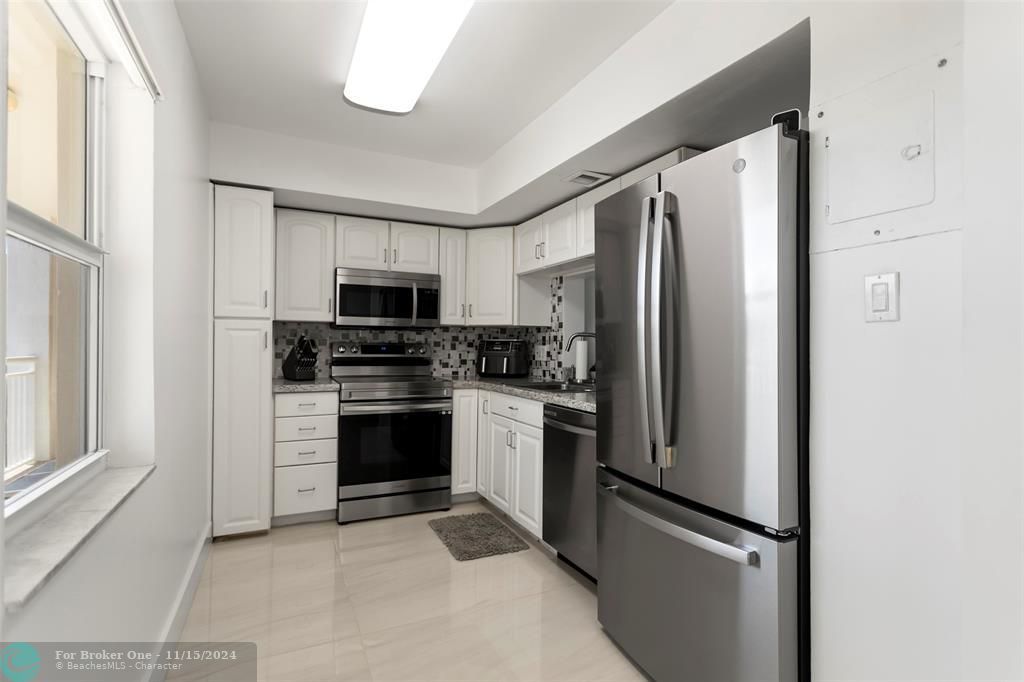 For Sale: $545,000 (2 beds, 2 baths, 1020 Square Feet)