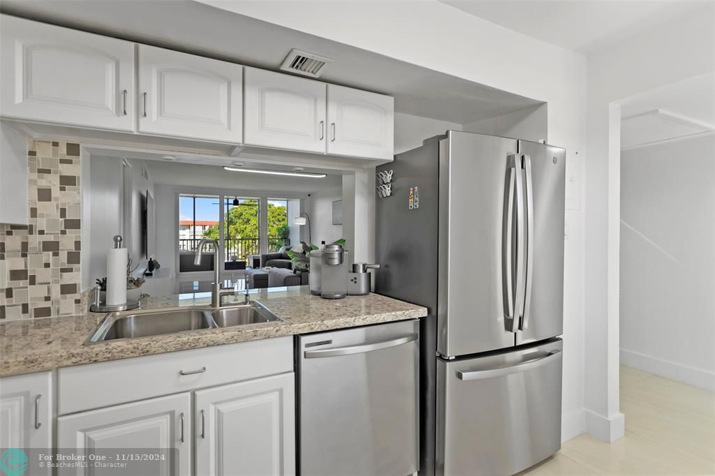 For Sale: $545,000 (2 beds, 2 baths, 1020 Square Feet)