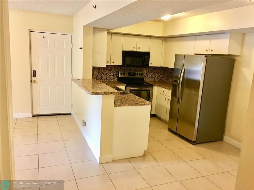 For Rent: $1,700 (1 beds, 1 baths, 846 Square Feet)