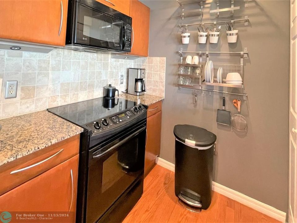 For Sale: $299,000 (1 beds, 1 baths, 674 Square Feet)