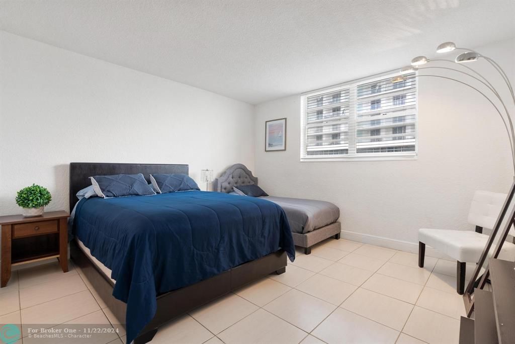 For Sale: $399,000 (1 beds, 1 baths, 905 Square Feet)