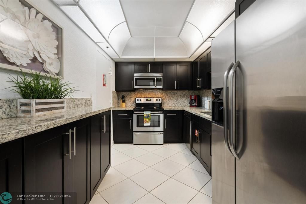 For Sale: $399,000 (1 beds, 1 baths, 905 Square Feet)