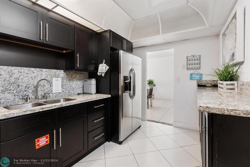 For Sale: $399,000 (1 beds, 1 baths, 905 Square Feet)