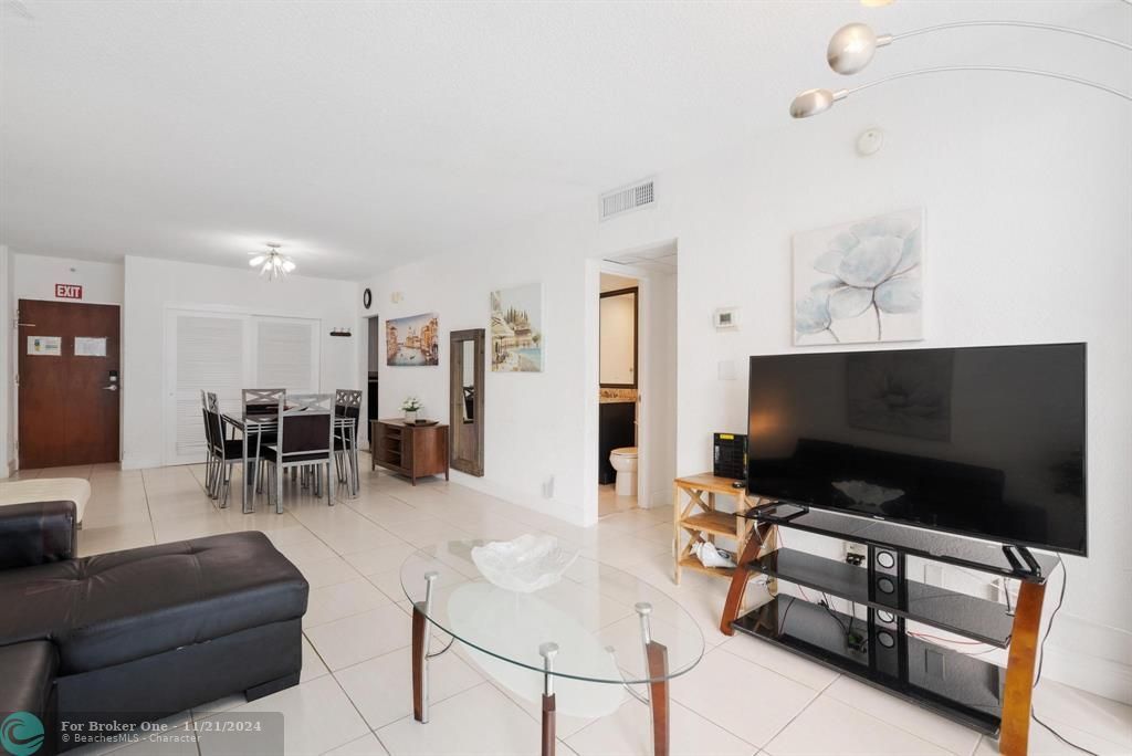 For Sale: $399,000 (1 beds, 1 baths, 905 Square Feet)