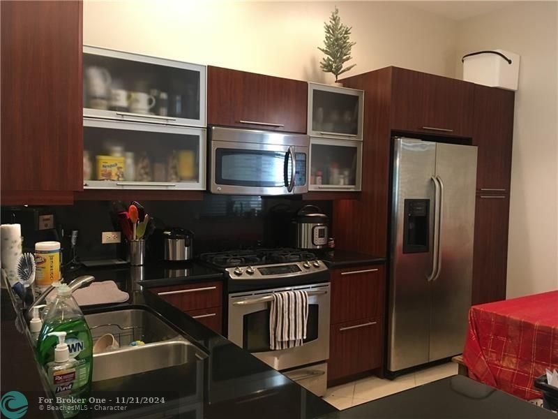 For Rent: $2,600 (2 beds, 2 baths, 1174 Square Feet)