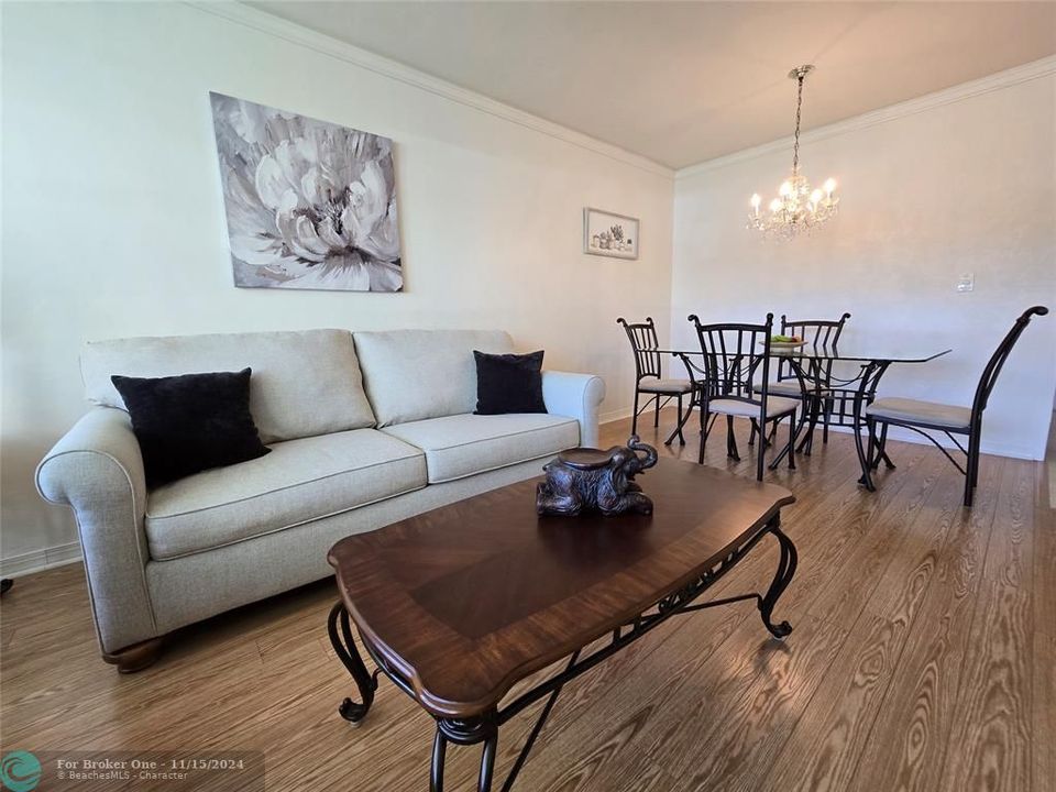 For Sale: $210,000 (1 beds, 1 baths, 800 Square Feet)