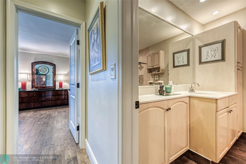 For Sale: $549,000 (2 beds, 2 baths, 1250 Square Feet)