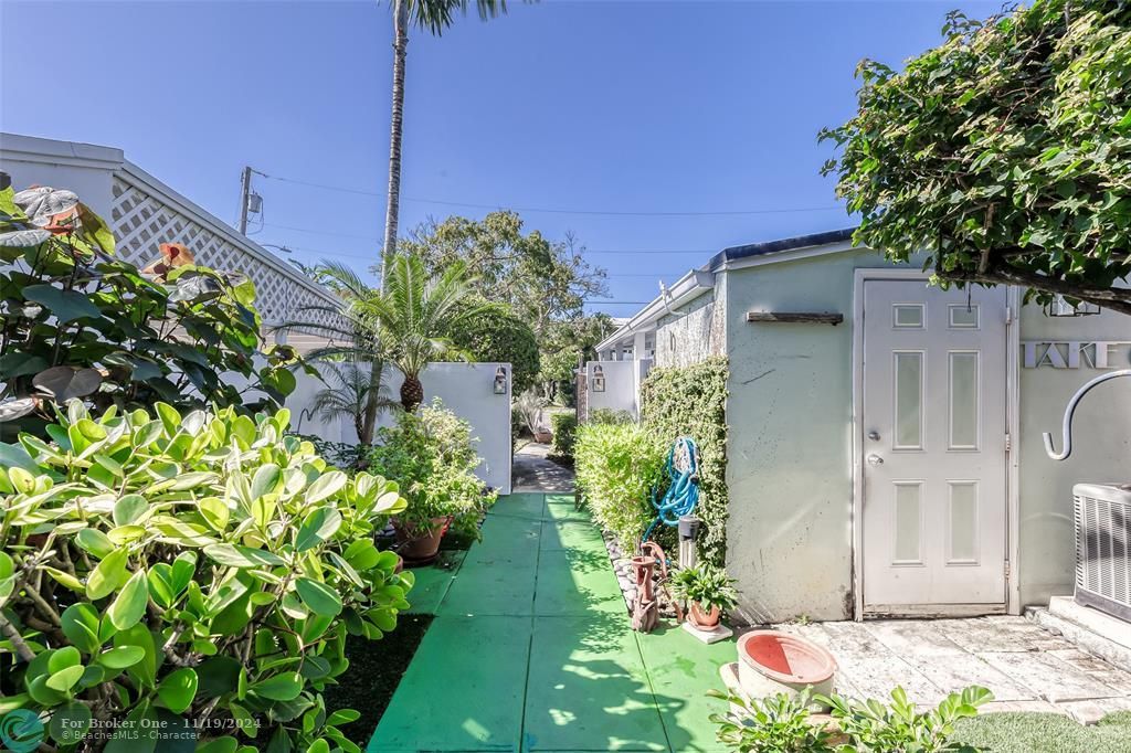 For Sale: $549,000 (2 beds, 2 baths, 1250 Square Feet)