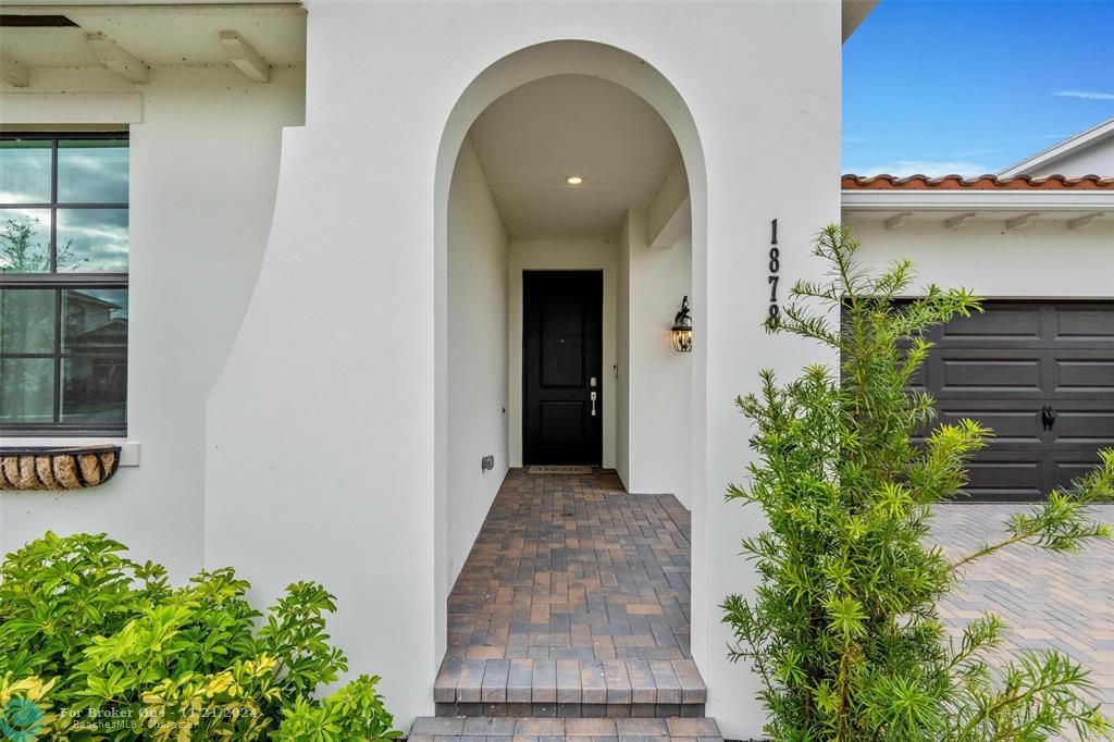 For Sale: $659,900 (3 beds, 2 baths, 1948 Square Feet)