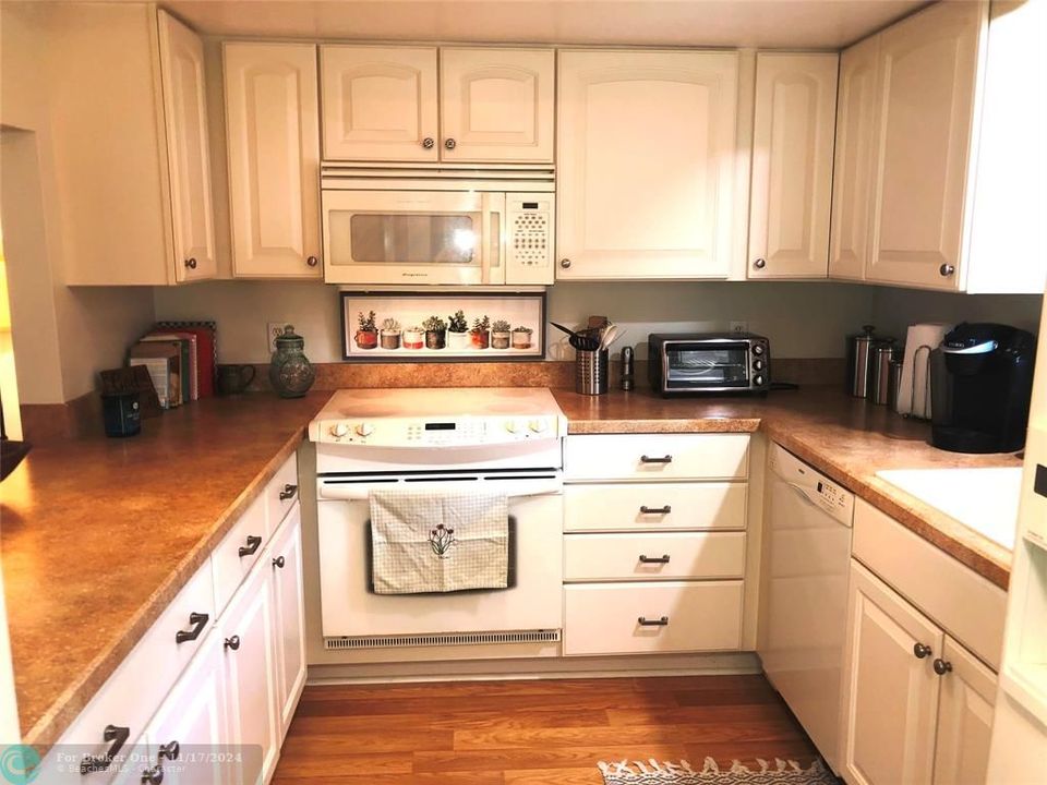 For Rent: $2,400 (2 beds, 2 baths, 1130 Square Feet)