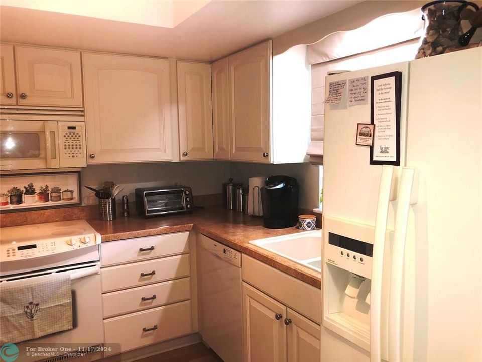 For Rent: $2,400 (2 beds, 2 baths, 1130 Square Feet)