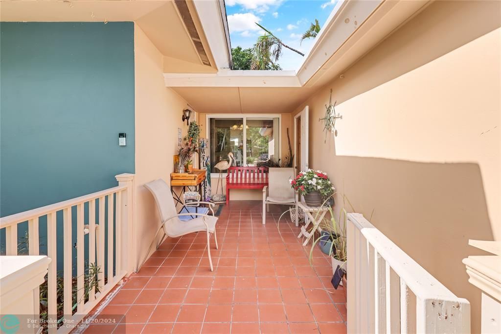 For Sale: $465,000 (2 beds, 1 baths, 1037 Square Feet)