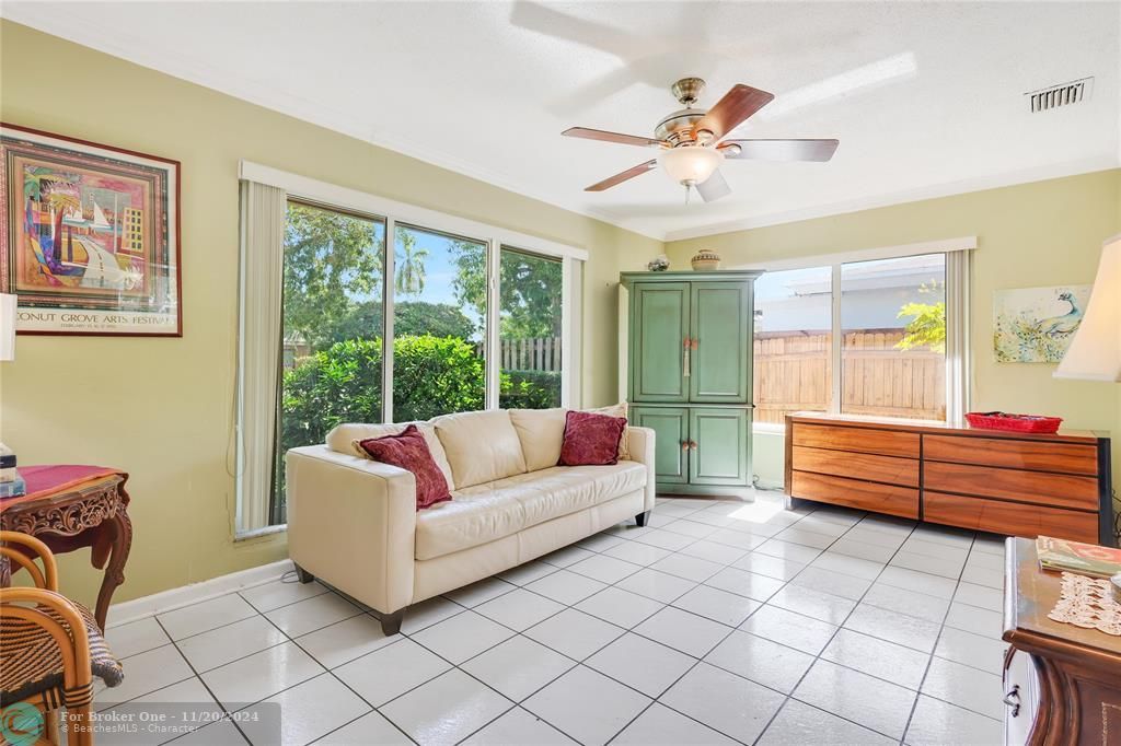 For Sale: $465,000 (2 beds, 1 baths, 1037 Square Feet)