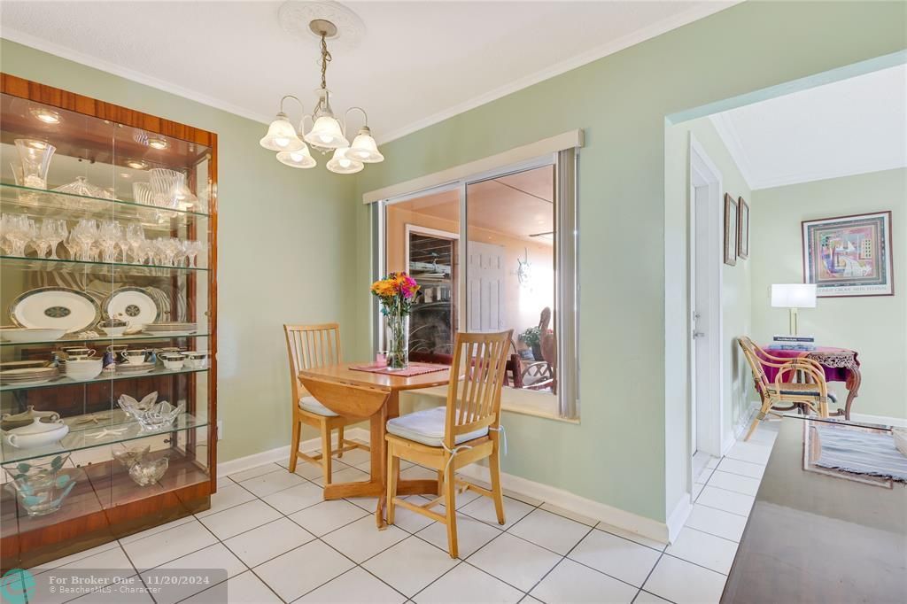 For Sale: $465,000 (2 beds, 1 baths, 1037 Square Feet)