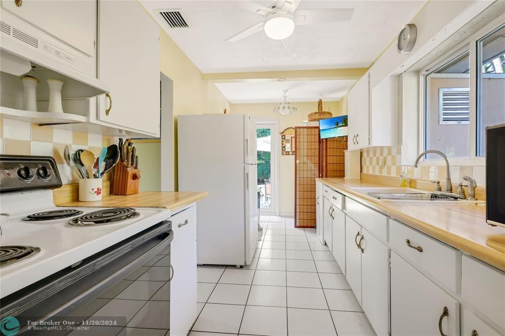 For Sale: $465,000 (2 beds, 1 baths, 1037 Square Feet)