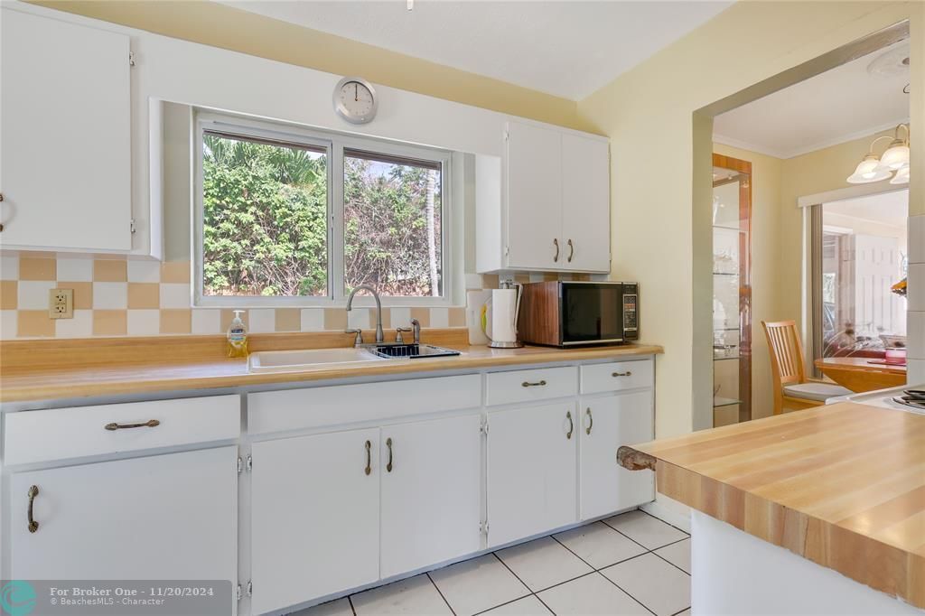 For Sale: $465,000 (2 beds, 1 baths, 1037 Square Feet)