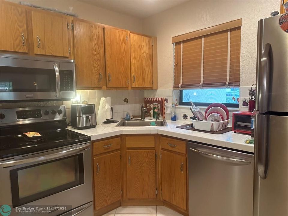 For Sale: $249,900 (2 beds, 2 baths, 955 Square Feet)