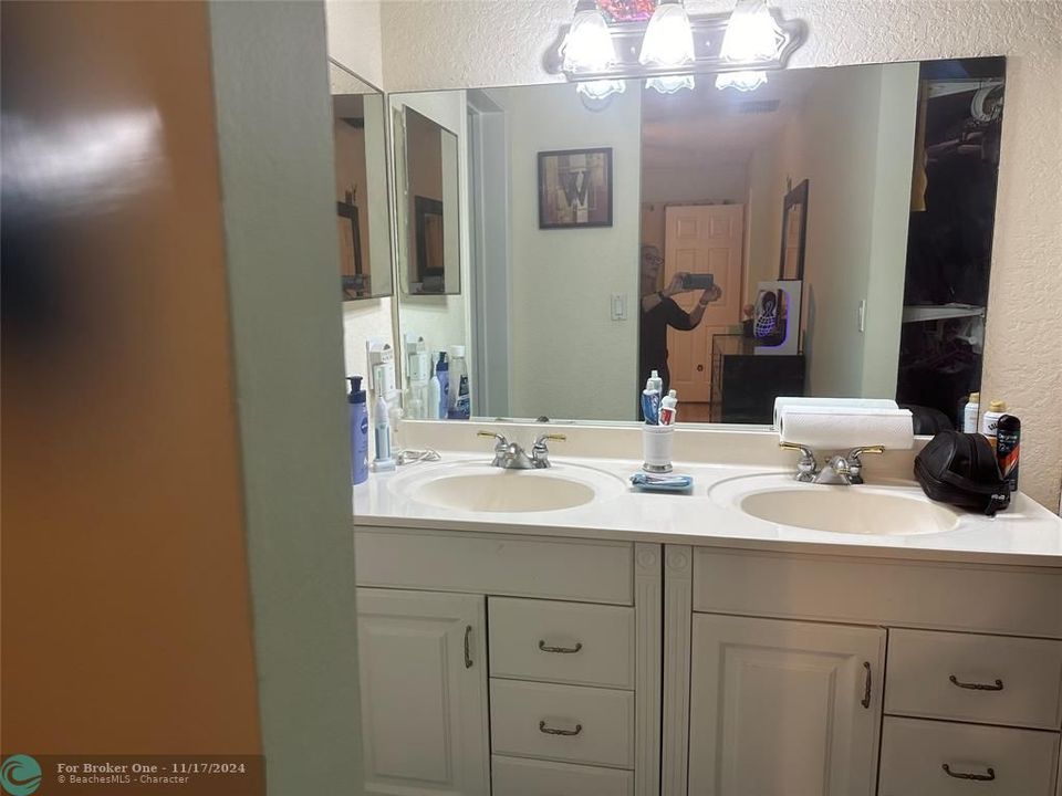 For Sale: $249,900 (2 beds, 2 baths, 955 Square Feet)