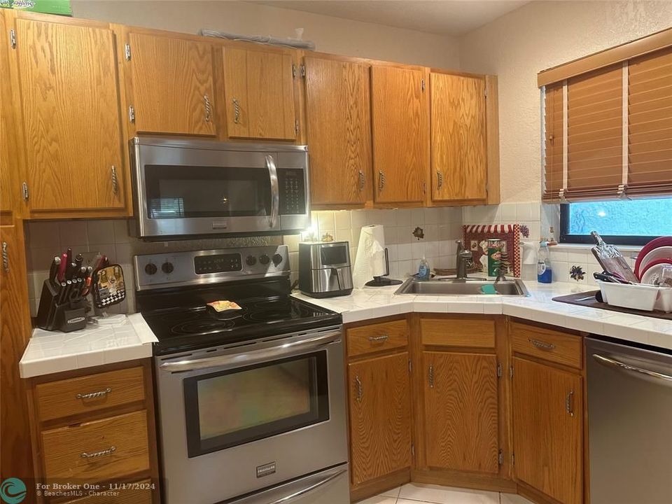 For Sale: $249,900 (2 beds, 2 baths, 955 Square Feet)