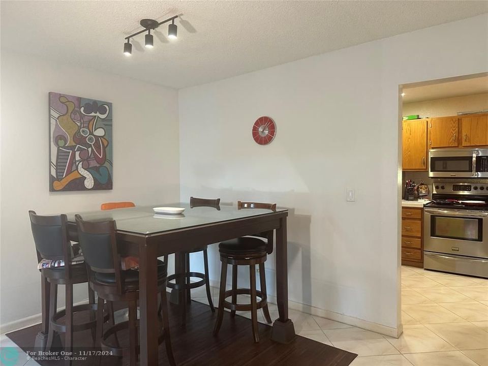 For Sale: $249,900 (2 beds, 2 baths, 955 Square Feet)