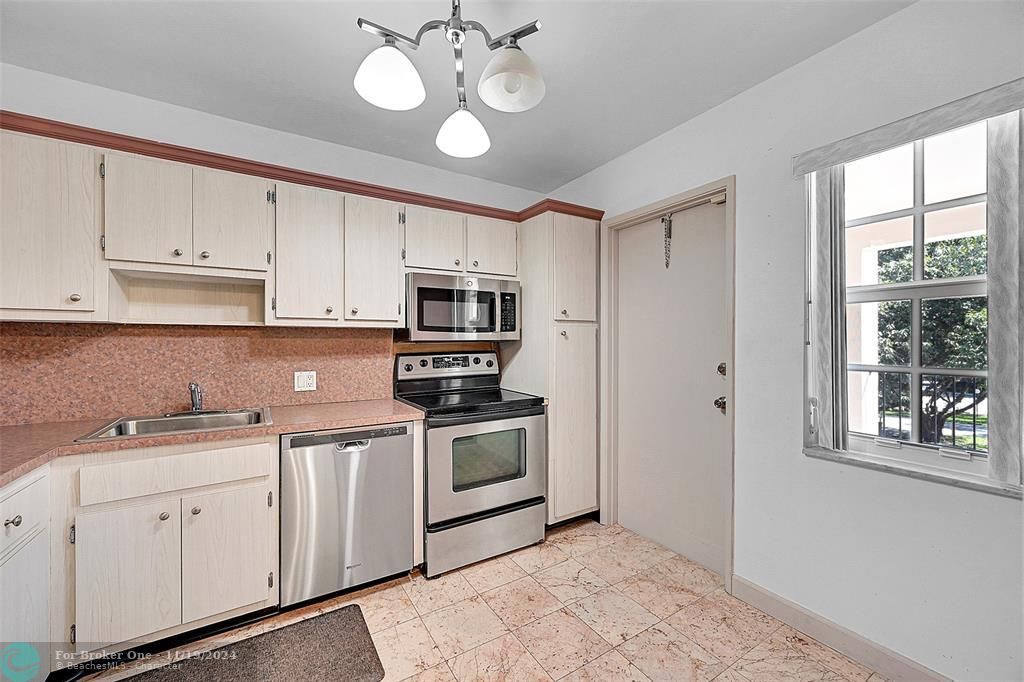 For Sale: $140,000 (1 beds, 1 baths, 852 Square Feet)