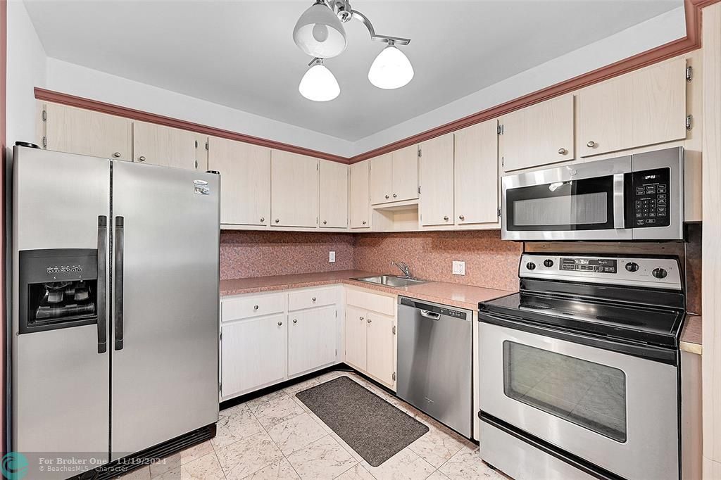 For Sale: $140,000 (1 beds, 1 baths, 852 Square Feet)