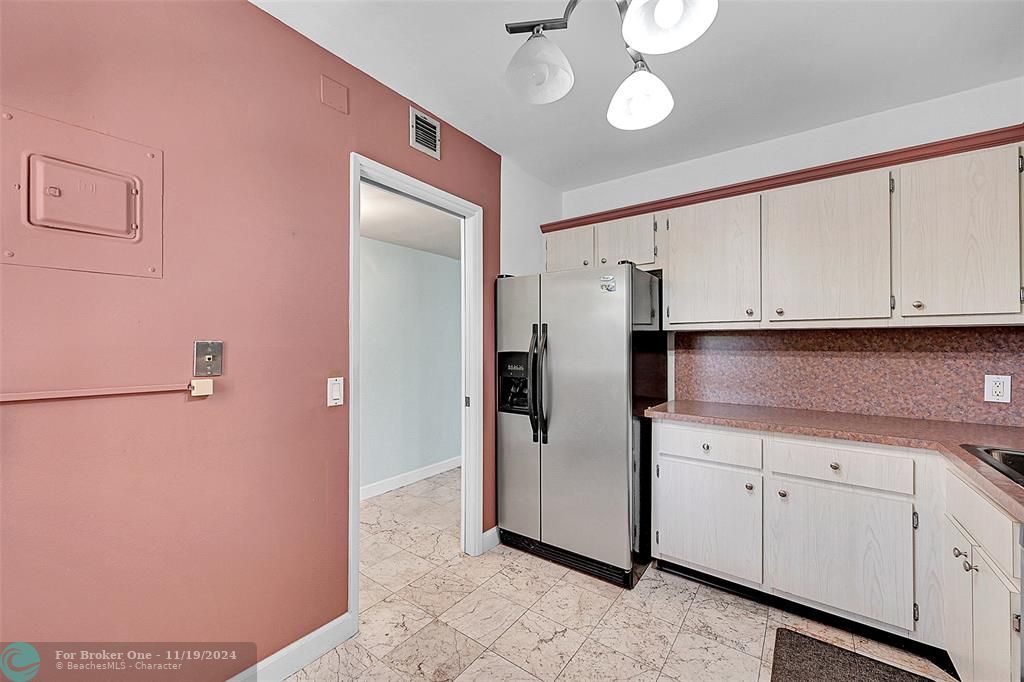 For Sale: $140,000 (1 beds, 1 baths, 852 Square Feet)