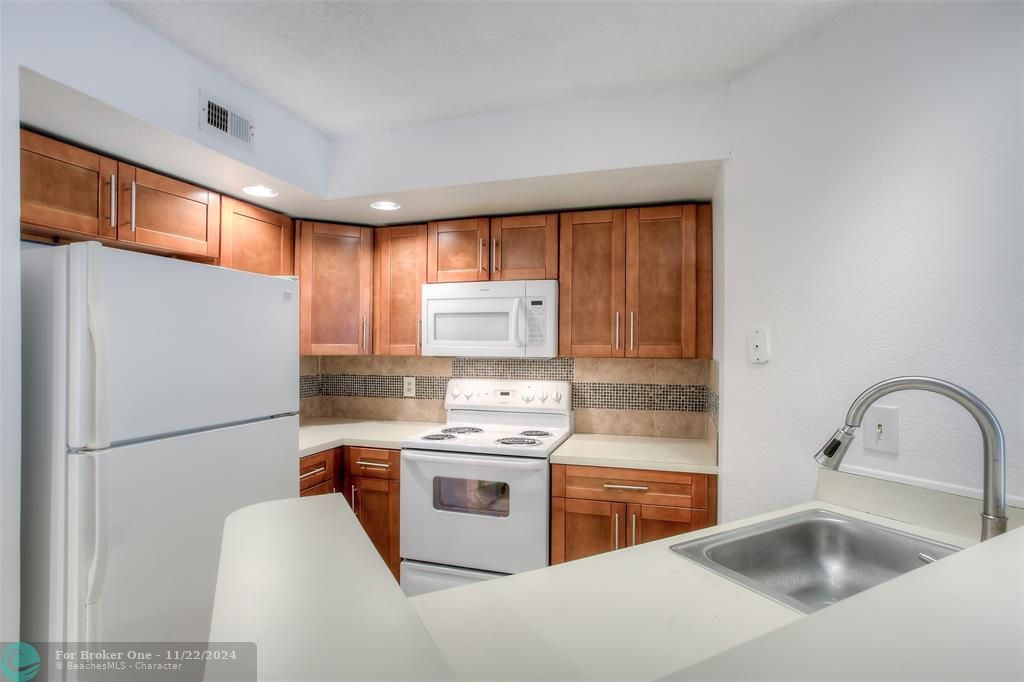 For Rent: $1,850 (1 beds, 1 baths, 743 Square Feet)