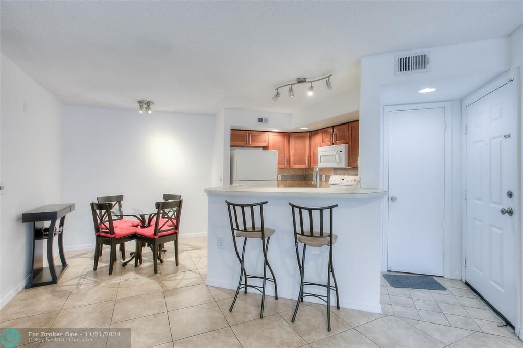 For Rent: $1,850 (1 beds, 1 baths, 743 Square Feet)