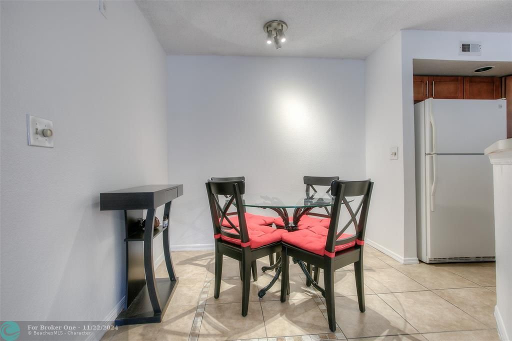 For Rent: $1,850 (1 beds, 1 baths, 743 Square Feet)