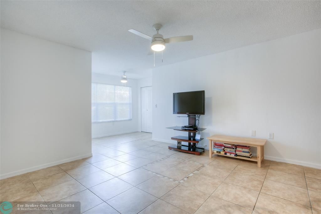 For Rent: $1,850 (1 beds, 1 baths, 743 Square Feet)