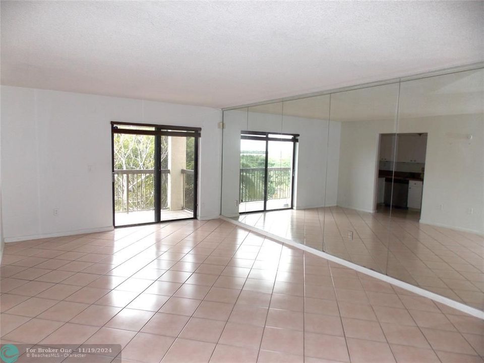 For Sale: $269,900 (2 beds, 2 baths, 968 Square Feet)