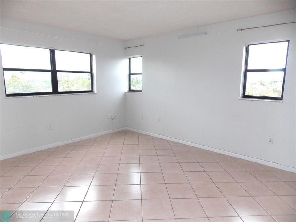 For Sale: $269,900 (2 beds, 2 baths, 968 Square Feet)