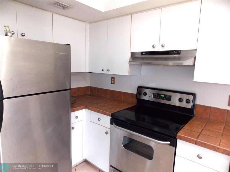 For Sale: $269,900 (2 beds, 2 baths, 968 Square Feet)