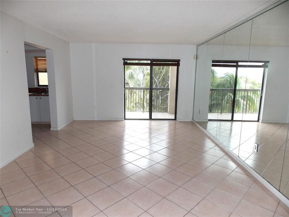 For Sale: $269,900 (2 beds, 2 baths, 968 Square Feet)