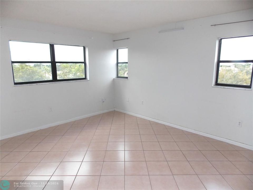 For Sale: $269,900 (2 beds, 2 baths, 968 Square Feet)