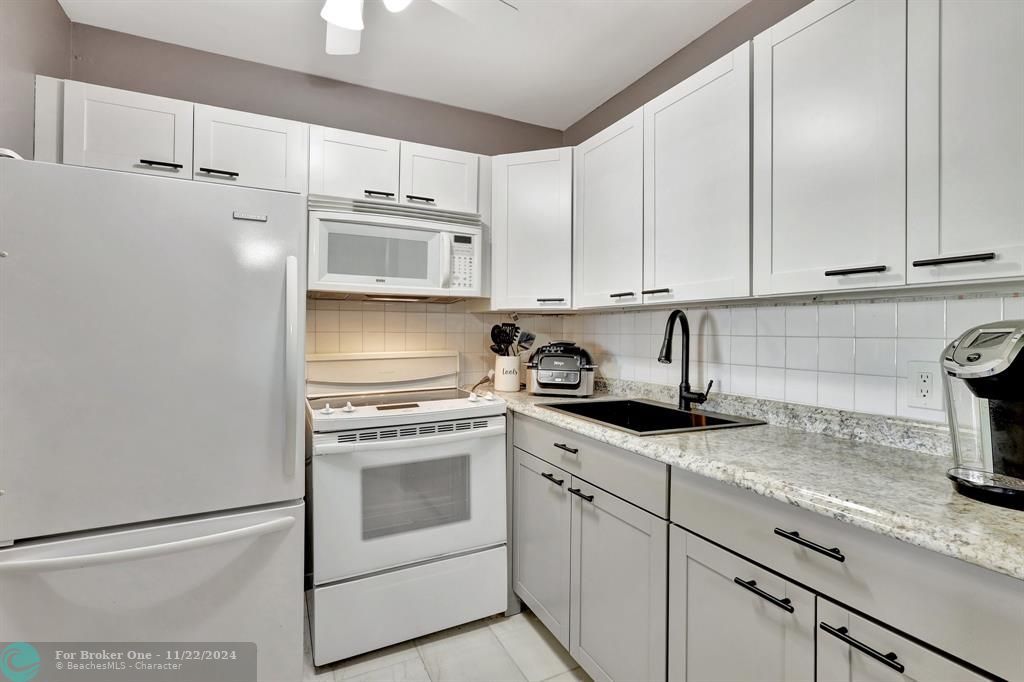 For Sale: $129,999 (1 beds, 1 baths, 738 Square Feet)