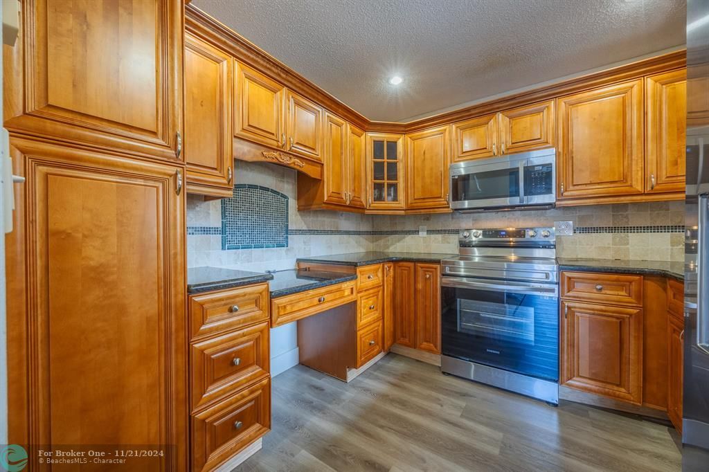 For Sale: $269,900 (2 beds, 2 baths, 955 Square Feet)