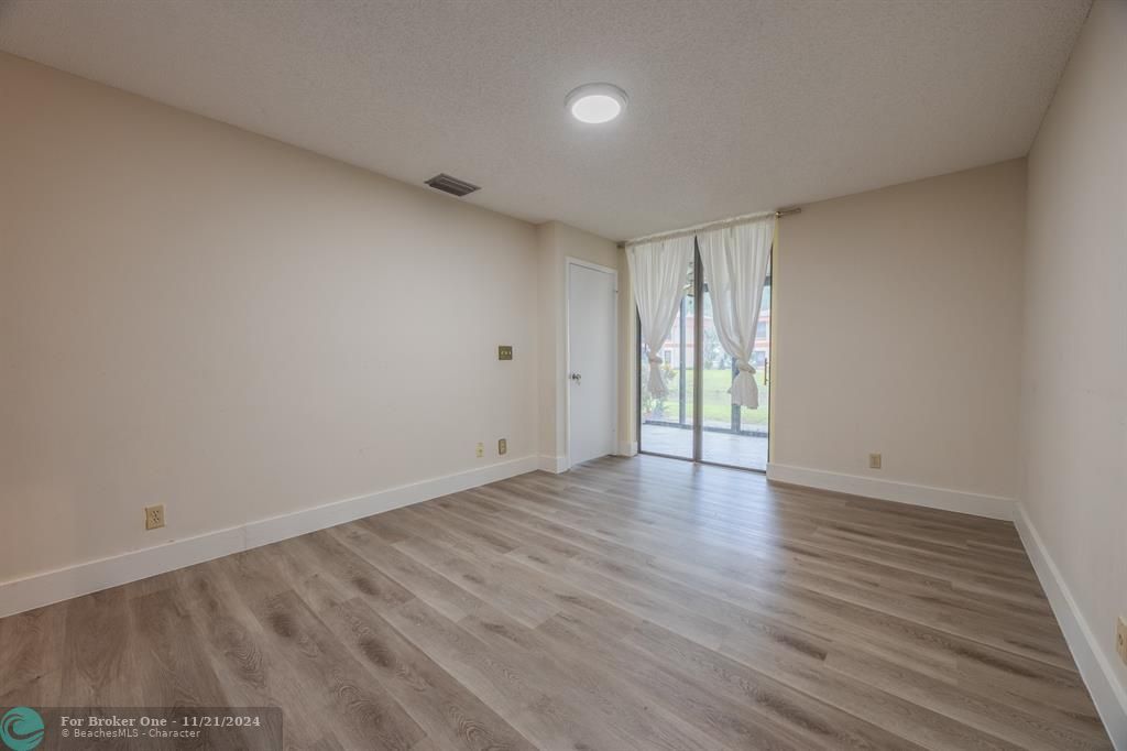 For Sale: $269,900 (2 beds, 2 baths, 955 Square Feet)