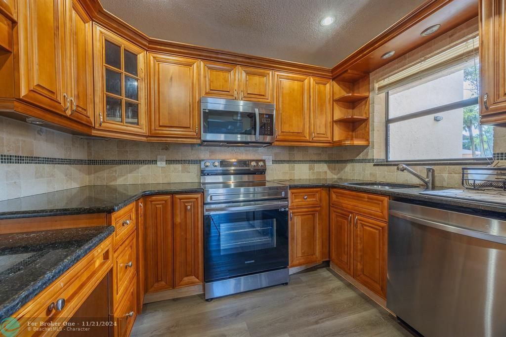 For Sale: $269,900 (2 beds, 2 baths, 955 Square Feet)