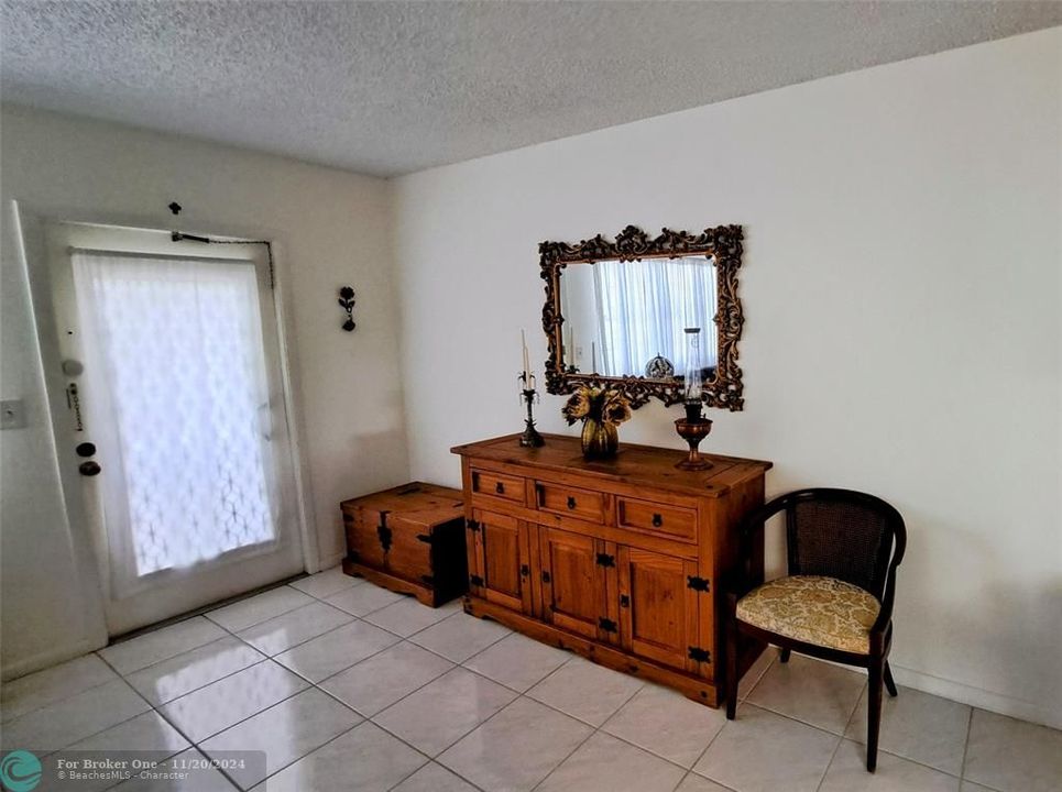 For Sale: $147,000 (1 beds, 1 baths, 700 Square Feet)