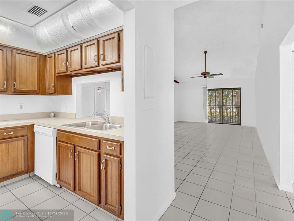 For Sale: $239,000 (2 beds, 2 baths, 985 Square Feet)