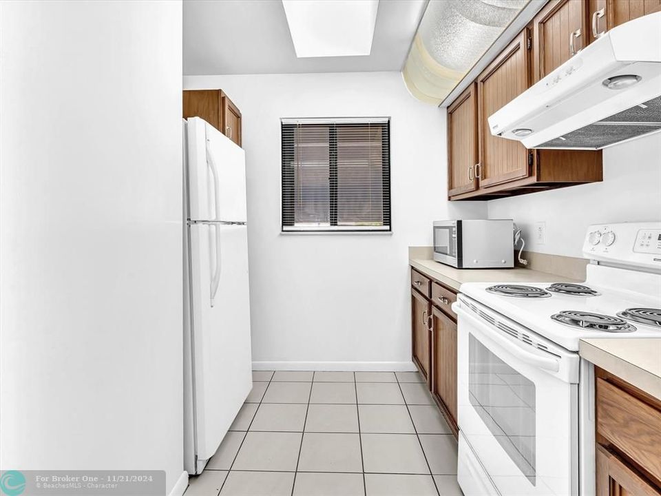 For Sale: $239,000 (2 beds, 2 baths, 985 Square Feet)