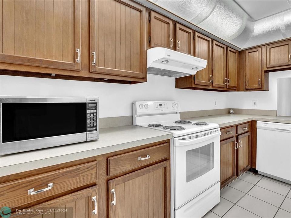 For Sale: $239,000 (2 beds, 2 baths, 985 Square Feet)